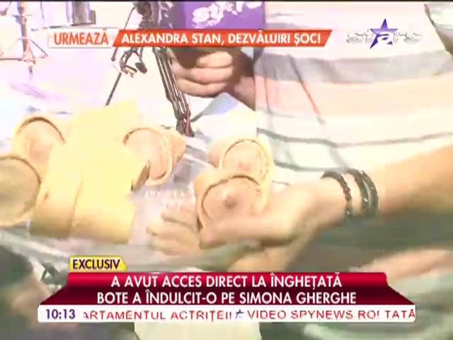 Bote a &icirc;ndulcit-o pe Simona Gherghe cu &icirc;ngheţată