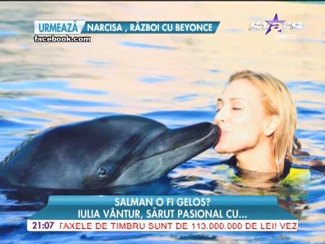 Iulia V&acirc;ntur, sărut pasional cu un delfin