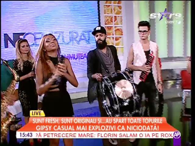 Gipsy Casual c&acirc;ntă LIVE "Bate toba mare"