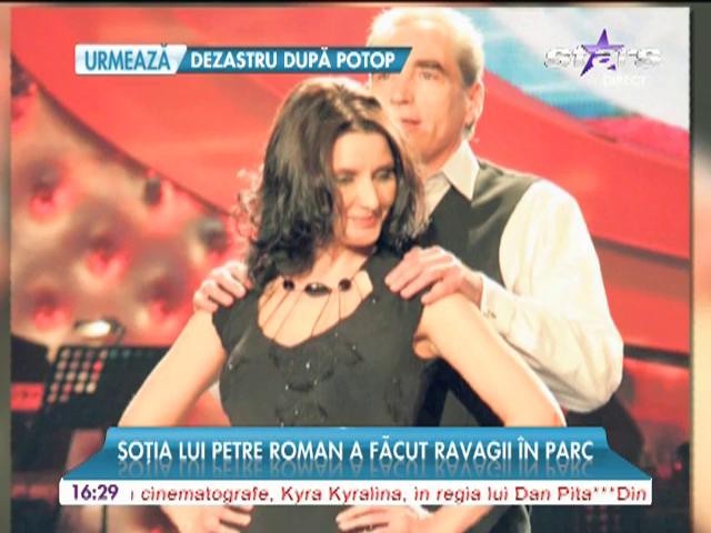 Soții Roman, cu copilul &icirc;n parc