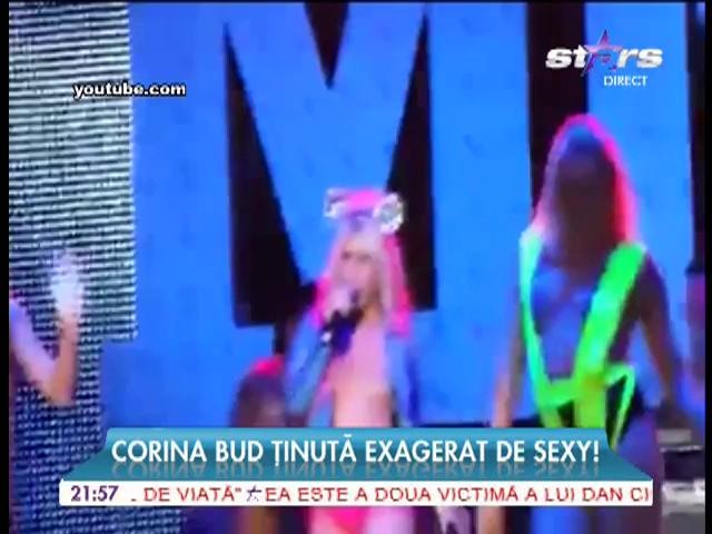 Corina Bud, &icirc;n lenjerie intimă de dantelă pe scenă
