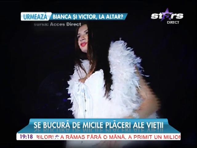 Ramona Gabor, cu jucăria la vedere!
