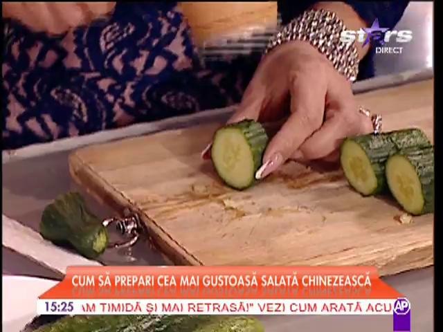 Teresa ne &icirc;nvaţă cum se găteşte rapid o salată chinezească