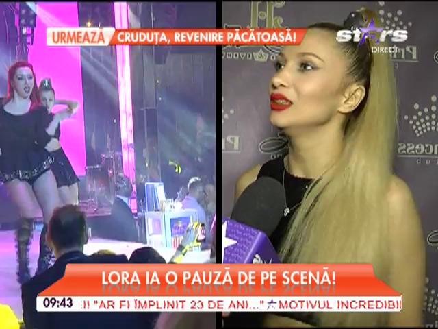 Lora ia o pauză de pe scenă!