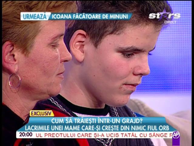 Cum să trăiești &icirc;ntr-un grajd? Lacrimile unei mame care-și crește din nimic fiul orb