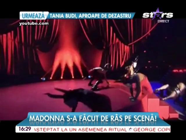 Madonna s-a făcut de r&acirc;s pe scenă! Nu o să crezi pe cine a dat vina pentru incident
