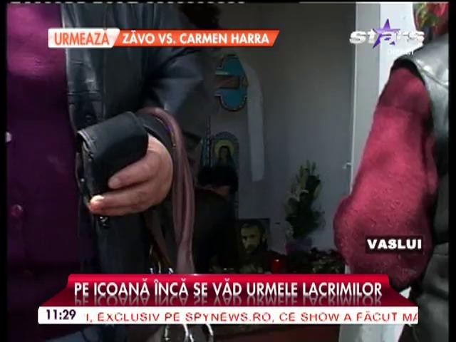 Icoana lui Arsenie Boca de la Vaslui nu mai pl&acirc;nge! Toată ţara s-a str&acirc;ns să vadă minunea