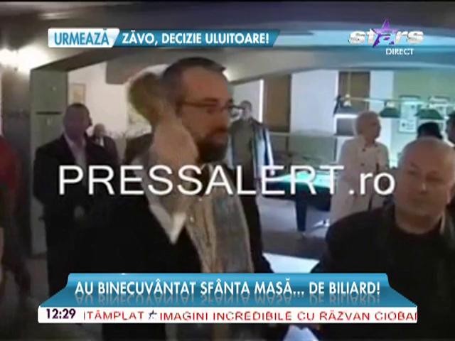 Club sfinţit de preoţi cu mare fast! Au binecuv&acirc;ntat sf&acirc;nta masă... de biliard!