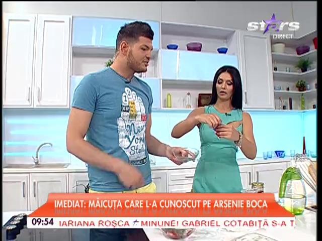Raluca găteşte panacota cu căpşuni