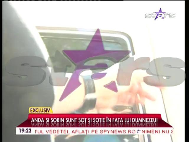 Anda Adam şi soţul ei au plecat de la biserică! &Icirc;n scurt timp, va &icirc;ncepe petrecerea