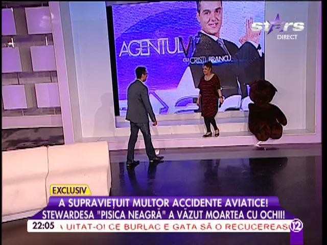 Stewardesa care a văzut moartea cu ochii a făcut mărturii halucinante: "Un pasager mi-a murit &icirc;n braţe. A fost cumplit!"