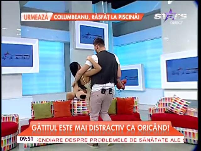 Accident la "Star Matinal",  &icirc;n direct! Au căzut de pe bar &icirc;n timp ce dansau, iar asistenta şi-a luxat piciorul