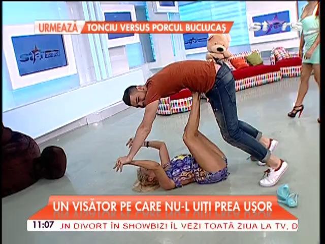 O prezentatoare TV a fost &icirc;nv&acirc;rtită, descălţată şi pusă la păm&acirc;nt, &icirc;n direct! Vezi momentul haios