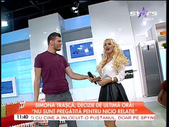 UPS! Bote a luat-o la dans pe Simona Traşcă, iar fustiţa scurtă a "trădat-o"