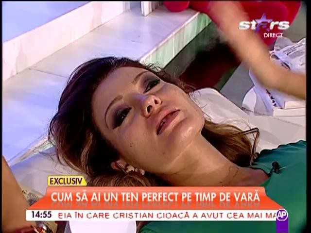 Denisa Biţă a renunţat la "mască", în direct! Aşa arată tenul ei 100% natural. Oana Turcu a învăţat-o cum să scape de acnee