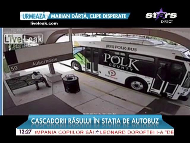 Cascadorii r&acirc;sului &icirc;n staţia de autobuz! Imaginile sunt chiar reale