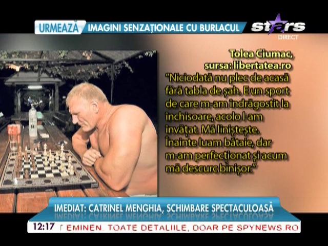 Aşa nu l-aţi mai văzut! Tolea Ciumac face muşchi de ...şahist