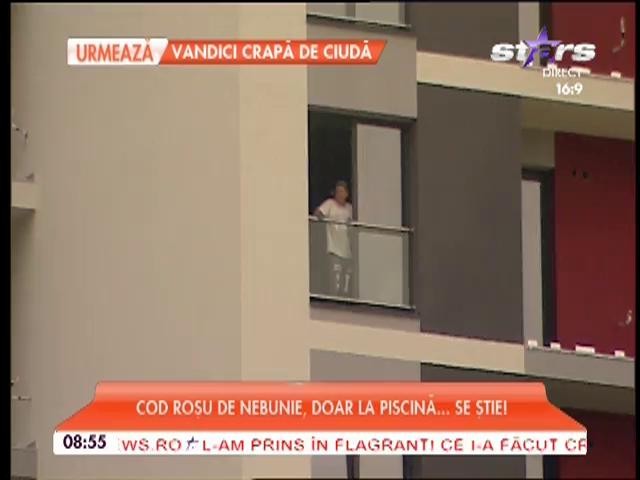 Rocsana Marcu şi Raluca Dumitru, mai hot ca niciodată! &Icirc;mbrăcate &icirc;n costume de baie, divele s-au dezlănţuit la piscină