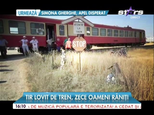 Clipe de groază! Tir lovit de tren, zece oameni răniţi
