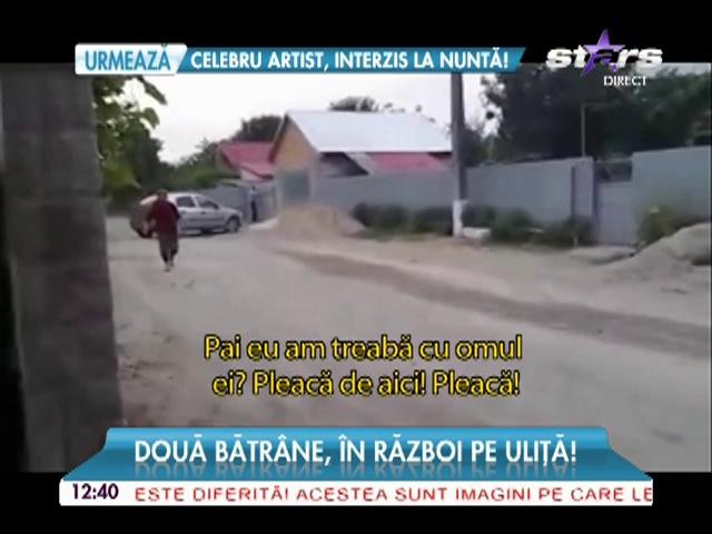 Imagini de cascadorii r&acirc;sului! Două bătr&acirc;ne geloase s-au luat la bătaie &icirc;n mijlocul uliţei