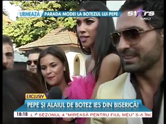 Slujba de botez a micuţei Rosa s-a &icirc;ncheiat! Pepe şi Raluca au ieşit emoţionaţi din biserică