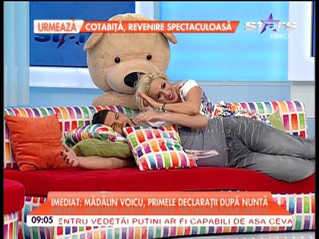 S-au &icirc;mbrăţişat şi s-au &icirc;ntins pe canapea! Roxana Marcu şi Răzvan Botezatu au apărut la TV &icirc;ntr-o ipostază neaşteptată