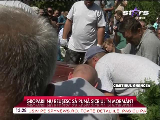 Incident la &icirc;mmorm&acirc;ntarea lui Vadim Tudor! Groparii nu au putut să bage sicriul &icirc;n groapă