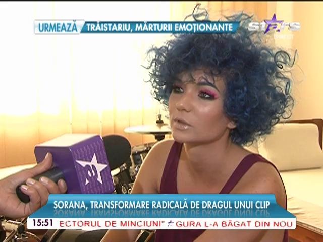 O c&acirc;ntăreaţă de la noi, transformare radicală de dragul unui clip! Părul albastru şi machiajul strident au fost ingrediente obligatorii