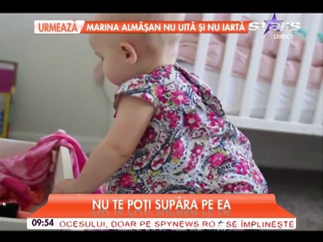 Cea mai simpatică fetiţă. Mami face curăţenie, iar ea se descurcă la dezordine