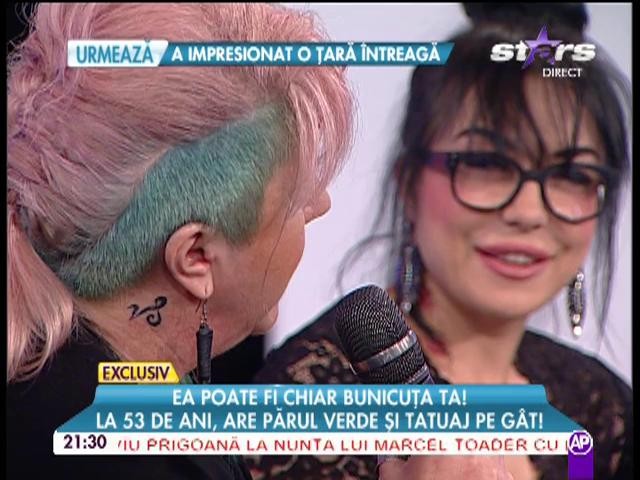 Ea poate fi chiar bunicuţa ta! Are 53 de ani, părul verde şi un tatuaj pe g&acirc;t!