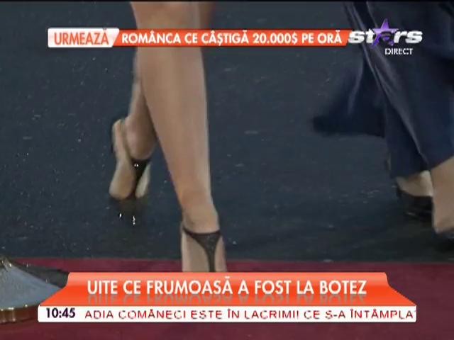 APARIŢIE de nota 10. Afară era frig de &icirc;ngheţa şampania &icirc;n pahare, dar Andra a făcut senzaţie cu ţinuta de la petrecere