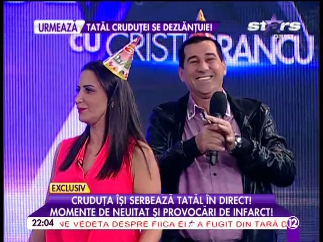 Daniela Crudu şi-a serbat tatăl la televizor! Bruneta l-a provocat la dans! Imagini incendiare