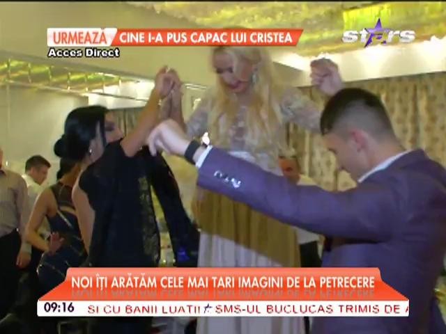 A schimbat trei rochii, &icirc;n seara cea mare! S&acirc;nziana Buruiană şi-a pus pene &icirc;n cap, &icirc;n loc de basma