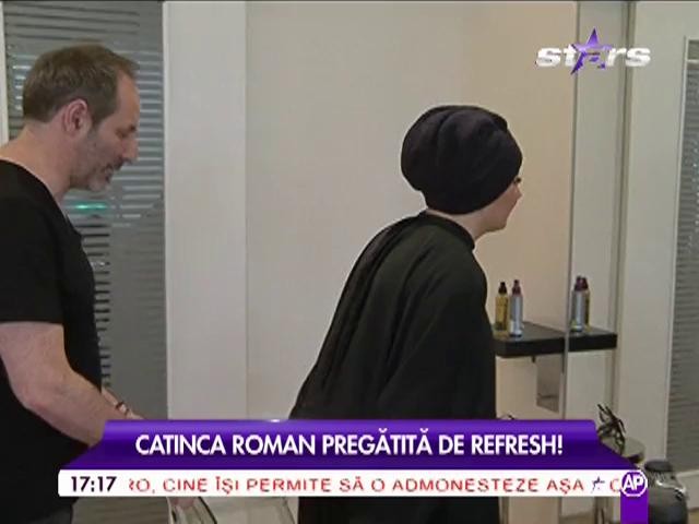 Are părul mai scurt şi şuviţe albastre! Catinca Roman a făcut o schimbare radicală de look