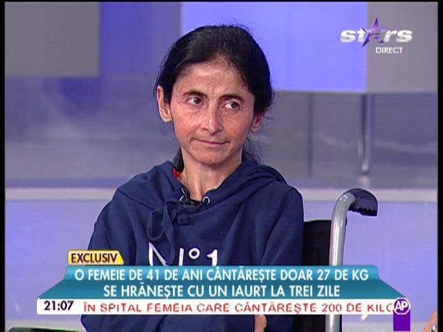 O femeie de 41 de ani c&acirc;ntăreşte doar 27 de kilograme: "Am dureri. Nu mă pot folosi de m&acirc;ini şi de picioare. Nu am m&acirc;ncat 13 zile!"