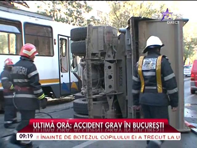ULTIMA ORĂ! Accident grav &icirc;n Capitală! Un camion a fost răsturnat de tramvaiul 41