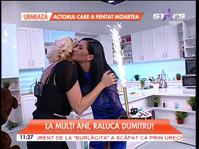Surpriză inedită pregătită de colegii Ralucăi Dumitru &icirc;n miez de noapte, la ea acasă! I-au adus un tort făcut din...