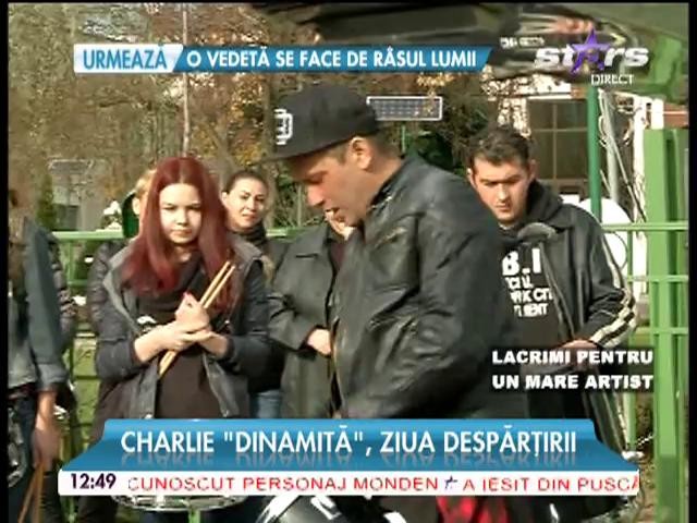 Cu lacrimi &icirc;n ochi şi cu beţele &icirc;n m&acirc;nă! Aşa şi-au luat adio apropiaţii lui Charlie "Dinamită" de la prietenul lor