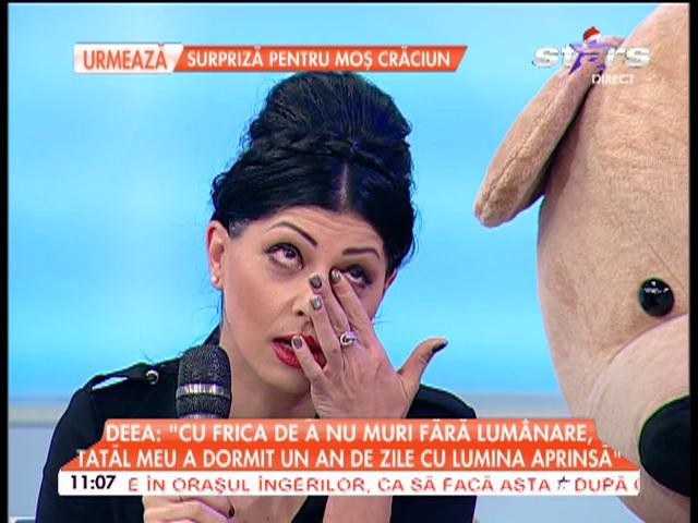 Deea nu-şi revine din şoc! Bruneta a vorbit cu ochii &icirc;n lacrimi despre tatăl mort: "Ultimul an l-a trăit cu lum&acirc;narea aprinsă l&acirc;ngă pat"