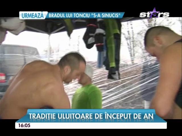 Tradiţie uluitoare de &icirc;nceput de an! Zeci de rom&acirc;ni au făcut baie la copcă! Imaginile care-ţi vor da fiori de gheaţă