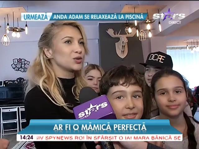 Lora, momente ruşinoase &icirc;n timpul unui spectacol! "Mi s-a &icirc;nfipt tocul &icirc;n scenă şi toată lumea a r&acirc;s de mine"