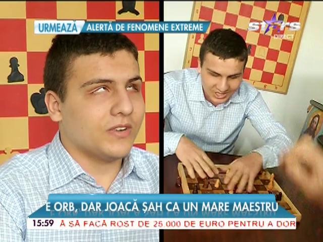 E orb, dar joacă şah ca un maestru! Povestea lui emoţionantă este o adevărată lecţie de viaţă pentru oricine