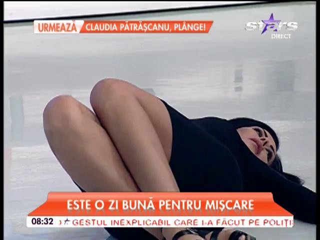 Raluca Dumitru, dans lasciv cu un şarpe &icirc;n direct! Imagini incredibile