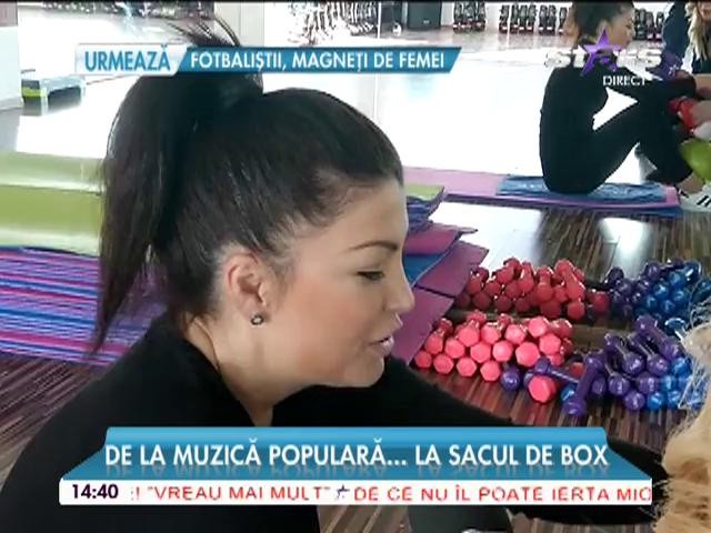 De la muzica populară... la sacul de box! Claudia Ghiţulescu trage din greu: "Fac sport pe muzică populară!"
