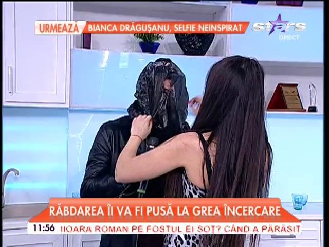 Le-au pus &icirc;n cap saci de gunoi pe cap, apoi i-au lovit cu ouă! Provocare inedită, &icirc;n direct