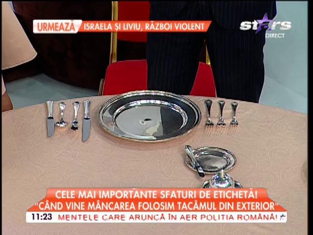 Pe c&acirc;t de complicat, pe at&acirc;t de amuzant! Doamne, ce ţi-e şi cu eticheta asta! Raluca Dumitru a luat lecţii de bune maniere &icirc;n direct.  Tu ai avea răbdare să pregăteşti masa aşa?