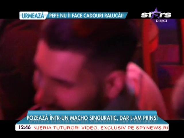 Pozează &icirc;ntr-un macho singuratic, dar l-am prins! Nadir surprins &icirc;n timp ce flirta cu o blondă şi vorbea cu alta prin mesaje!