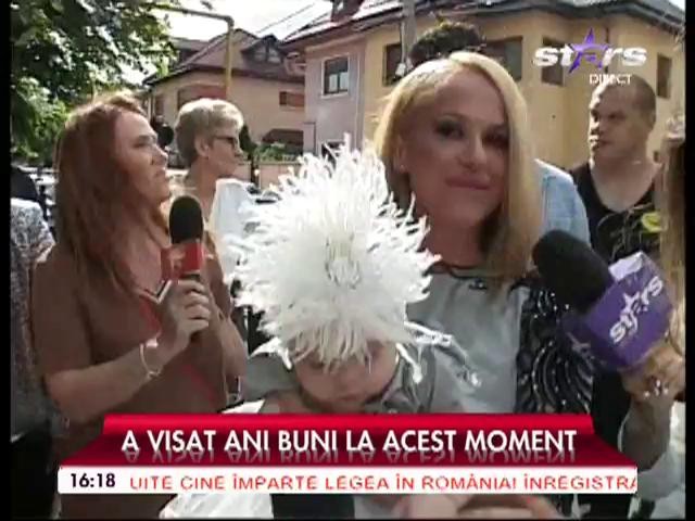 Anda Adam şi soţul ei, copleşiţi de emoţie la botez! Micuţa Evelin, vedeta zilei