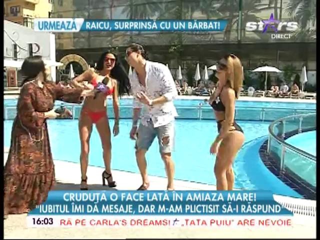 IMAGINI INCENDIARE: Daniela Crudu, sexy la piscină, într-un costum de baie minuscul. Oare ce zice iubitul ei?