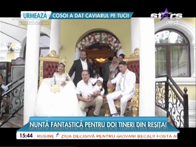 Nuntă fantastică pentru doi tineri din Reșița! Mirii au stat pe tronuri din aur